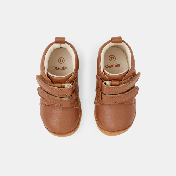 حذاء برقبة مرتفعة من الجلد للخطوات الأولى باللون البني للأولاد الصغار